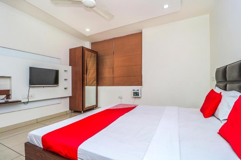 Hotel Sartaj Лудяна Екстериор снимка