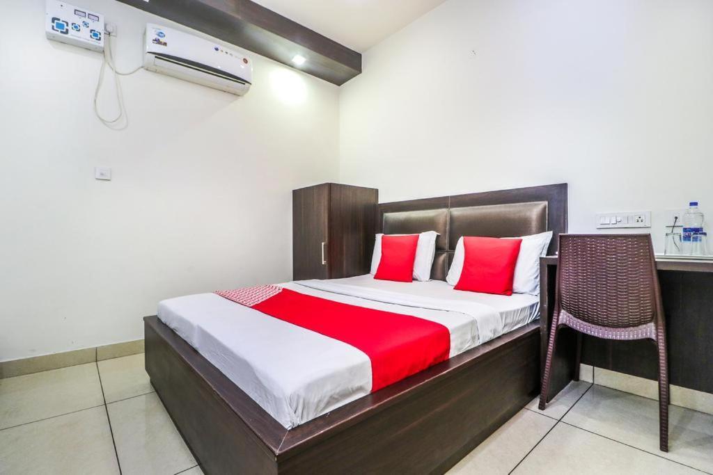 Hotel Sartaj Лудяна Екстериор снимка